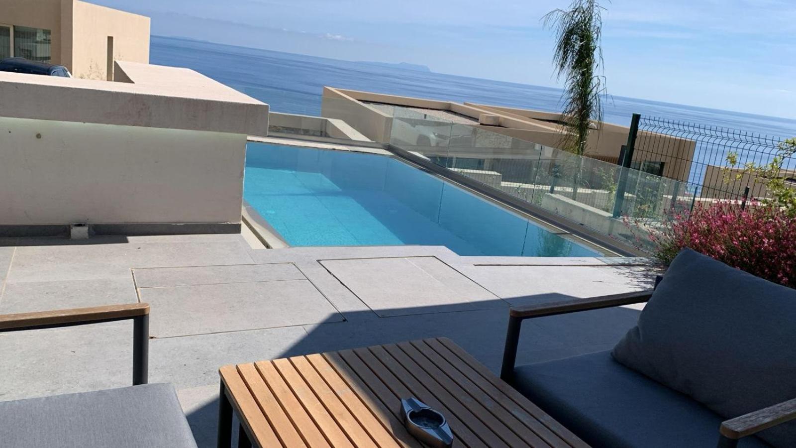 Coast With Pool Ferienhaus Palasë